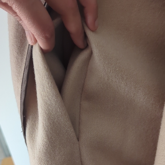 Source Unknown Beige Cape with Dark Edging - Picture 6 of 16